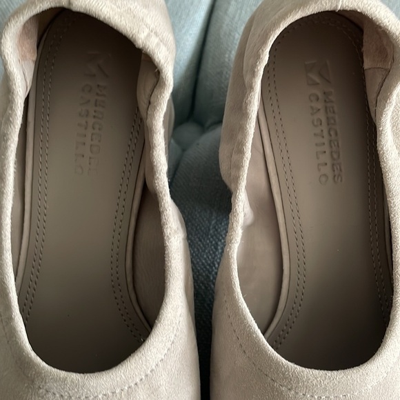 Mercedes Castillo Suede Emilia Mid Heels - Picture 4 of 16